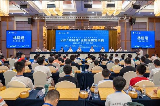 而萧老爷子之所以认识叶辰的爷爷，是因为，萧家在百年前，就是叶家的家仆。
